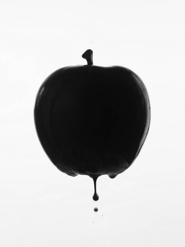 无人,竖图,白色背景,苹果,水果,水滴,饮食,一个,黑色,摄影,单个,涂料,创造力,彩图,影棚拍摄