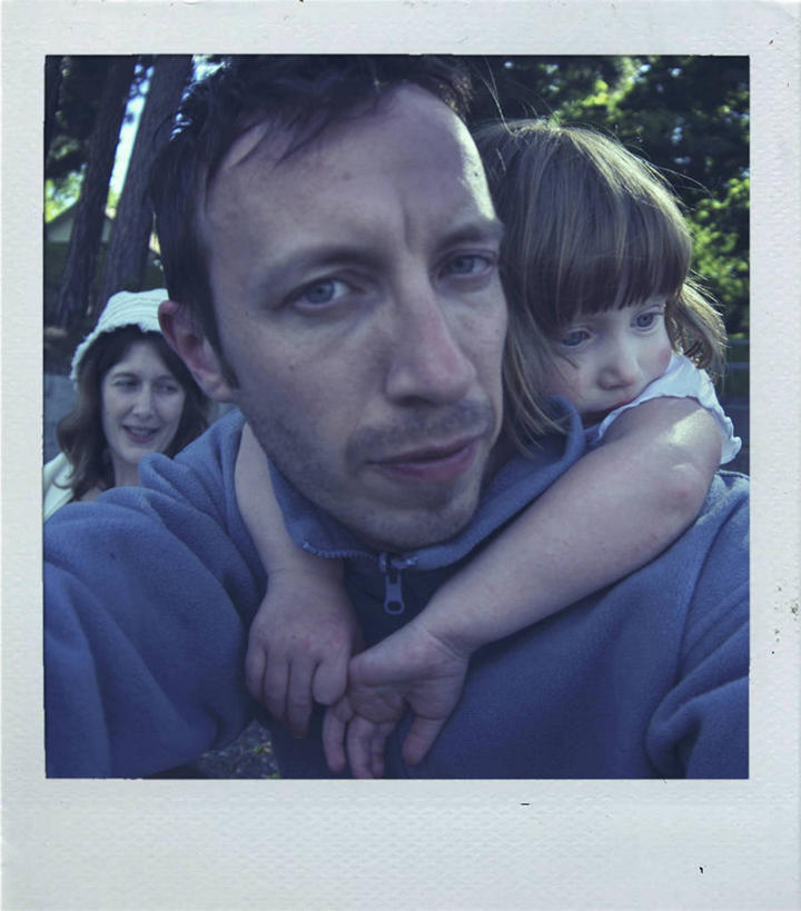 西方人,儿童,成年人,中年人,脸,头,脸颊,三个人,家庭,母亲,父亲,女儿,竖图,室外,白天,度假,纯洁,欧洲,美国,欧洲人,连接,休闲装,肩膀,小孩,背着,温暖,温馨,一家人,可爱,童年,童趣,摄影,和睦,肖像,露营,童真,烂漫,无邪,澈兰湖,担心,天真,男性,女孩,女性,中年男性,中年女性,白种人,孩子,头部,脸部,脸蛋,面部,拥抱,彩图,雷德蒙德,融洽