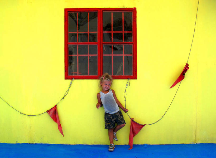 西方人,儿童,头发,一个人,站,横图,室外,白天,旅游,纯洁,窗户,印度尼西亚,欧洲,欧洲人,仅一个女性,仅一个人,装饰,墙,休闲装,小孩,黄色,仅一个小孩,金色,可爱,童年,童趣,摄影,肖像,童真,烂漫,无邪,苏门答腊岛,巴丹,天真,女孩,女人,女性,白种人,孩子,彩图,女生,好奇心