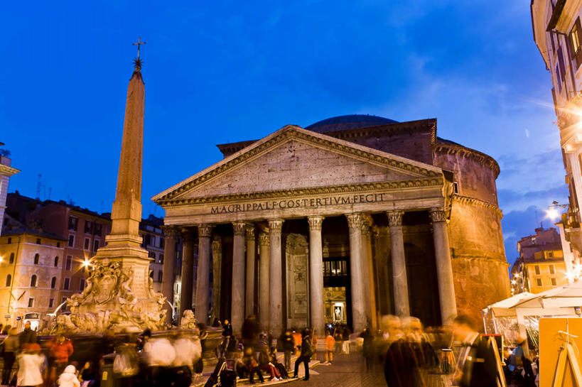 广场,横图,室外,夜晚,长时间曝光,旅游,城市,建筑,路灯,意大利,行人,游客,游人,柱子,古城,首都,路人,旅客,摄影,照亮,意大利文化,罗马万神殿,过客,彩图