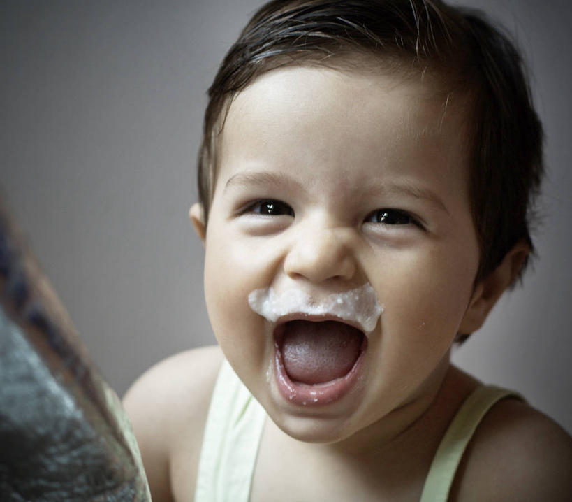 牛奶,西方人,婴儿,儿童,脸,头,脸颊,一个人,微笑,横图,室内,特写,白天,纯洁,欧洲,保加利亚,欧洲人,仅一个人,背心,首都,凌乱,肩膀,饮料,小孩,张嘴,可爱,童年,摄影,活泼,宝宝,肖像,张大嘴巴,纯真,烂漫,无邪,健康食物,东欧,恶作剧,索非亚,伶俐,天真,白种人,孩子,头部,脸部,脸蛋,面部,张开嘴,彩图,白色人种,高加索人种,欧罗巴人种