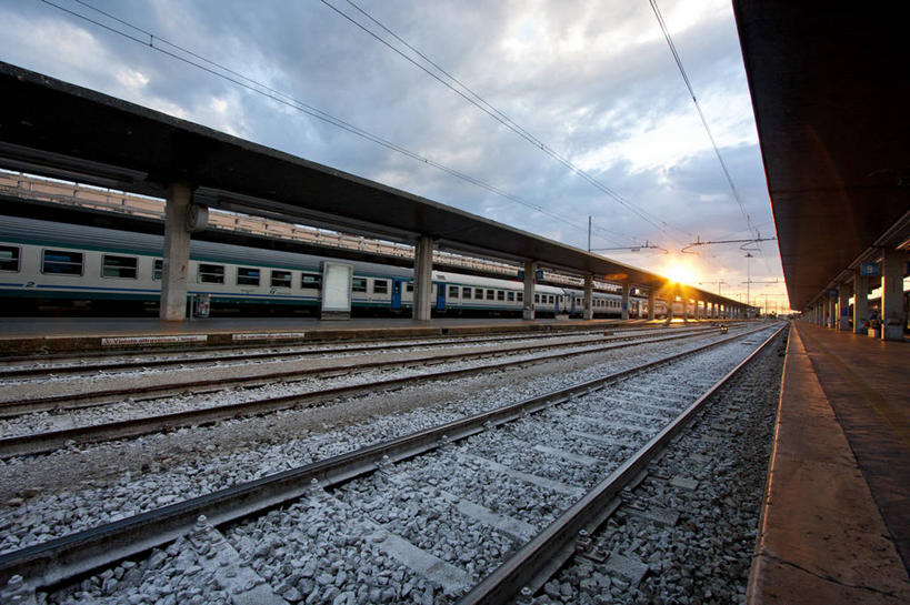 无人,火车站,横图,室外,消失点,日落,路,铁路,车站,日光,意大利,威尼斯,轨道,站台,交通,铁轨,月台,运输,摄影,宁静,意大利文化,彩图,铁路车站,铁路站