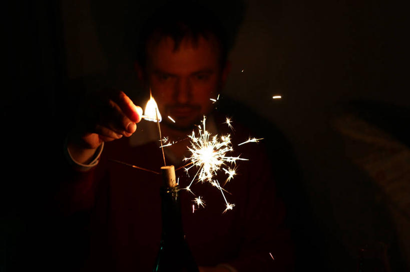 成年人,手,一个人,横图,室内,英国,仅一个男性,庆祝,火柴,火花,首都,热,拿着,焰火,点燃,做,活力,人体,摄影,部分,明亮,照亮,专心,彩图