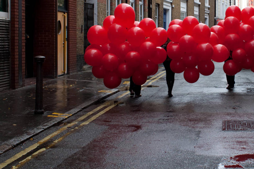 三个人,横图,室外,白天,建筑,街道,英国,欧洲,伦敦,许多,湿,朦胧,模糊,庆祝,首都,很多,串,红色,气球,摄影,脆弱,西欧,大不列颠,大不列颠及北爱尔兰联合王国,大不列颠及爱尔兰联合王国,雾都,步行,彩图,科文特花园,大不列颠王国,大英帝国,联合王国,日不落帝国