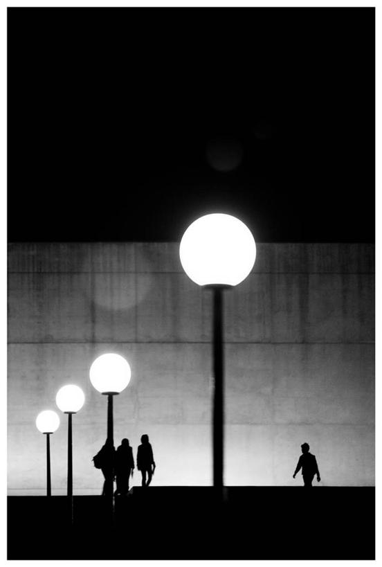 四个人,竖图,黑白,室外,夜晚,神秘,路灯,西班牙,一排,朦胧,模糊,整齐,围墙,排列,摄影,照亮,队列,剪影,步行