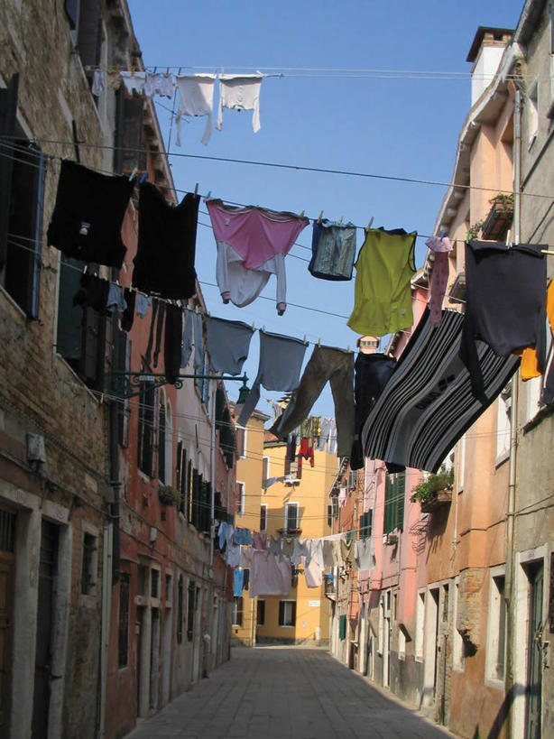无人,竖图,室外,白天,建筑,日光,意大利,威尼斯,吊挂,悬挂,挂,洗衣服,衣服,晾衣服,摄影,威尼托大区,万里无云,彩图,巷