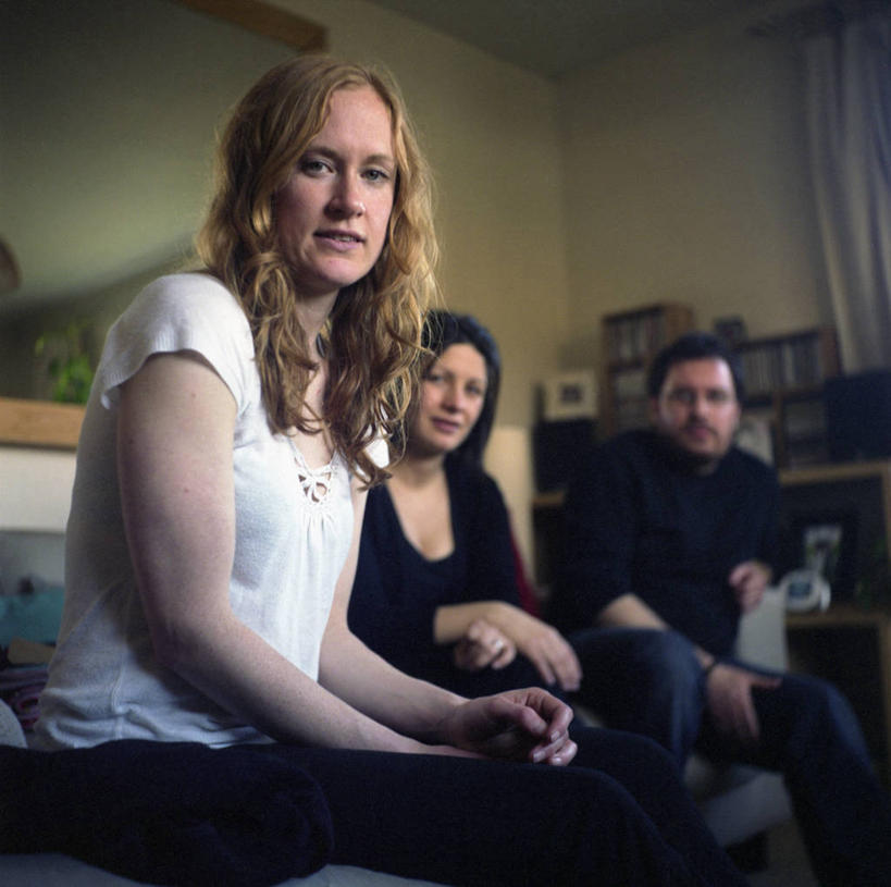 成年人,中年人,头发,三个人,坐,横图,室内,友谊,沙发,英国,休闲装,金色,放松,摄影,肖像,年轻女性,中年男性,中年女性,年轻人,休闲活动,彩图,沃里克郡