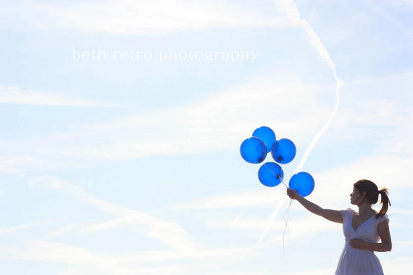 成年人,一个人,站,横图,室外,白天,自由,英国,仅一个年轻女性,仅一个女性,仅一个人,五个,许多,庆祝,云,首都,拿着,休闲装,蓝色,天空,气球,摄影,马尾辫,无忧无虑,年轻女性,女人,女性,年轻人,半身,彩图,独处