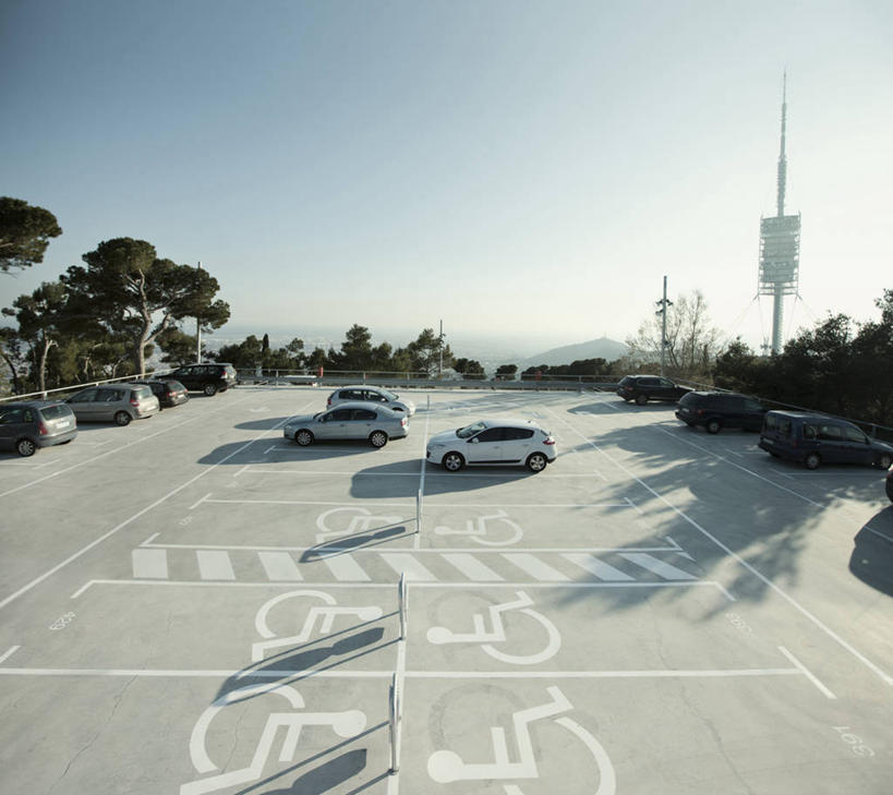 无人,停车场,横图,室外,白天,通讯,城市,汽车,日光,西班牙,巴塞罗那,阴影,树,运输,摄影,停止,暂停,交通标志,停滞,万里无云,彩图,巴塞罗那省,轮椅坡道