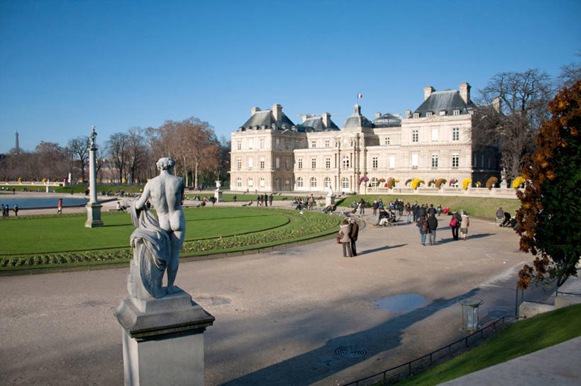 宫殿,横图,室外,白天,旅游,度假,建筑,法国,巴黎,行人,游客,游人,雕像,首都,许多人,路人,旅客,草,树,天空,地标建筑,一群人,摄影,园林,法国文化,过客,卢森堡公园,彩图