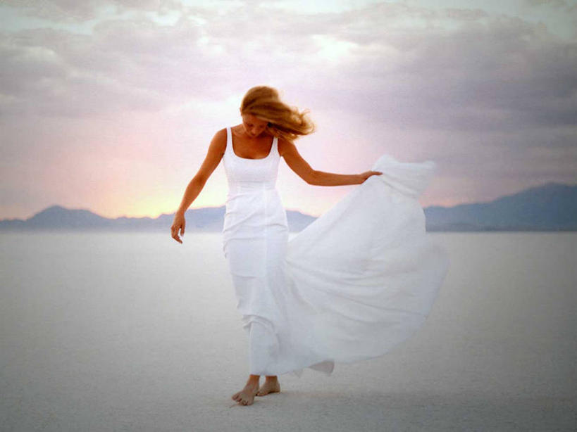 成年人,头发,一个人,横图,室外,寂寞,山,风,美国,仅一个年轻女性,仅一个女性,仅一个人,云,拿着,注视,自然,黄昏,观察,看,赤脚,金色,摄影,观看,察看,关注,犹他,盐滩,无忧无虑,年轻女性,女人,女性,年轻人,步行,彩图,独处,乱发