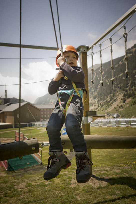 西方人,儿童,一个人,竖图,室外,白天,纯洁,山,西班牙,欧洲,欧洲人,仅一个男性,仅一个人,吊挂,悬挂,头饰,云,挂,草,小孩,天空,仅一个小孩,可爱,童年,童趣,摄影,知识,童真,烂漫,无邪,赫罗纳省,天真,男孩,男人,男性,白种人,孩子,彩图,岩钉钢环,男生,幼儿,爬绳