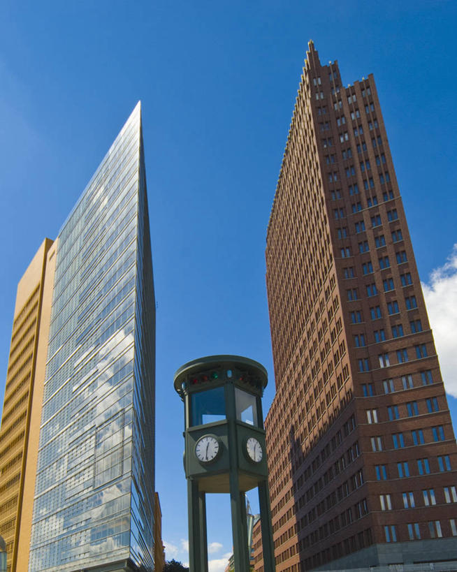 无人,广场,竖图,室外,白天,仰视,城市,建筑,德国,时间,云,首都,现代,柏林,波茨坦广场,天空,办公大楼,摄影,企业,公司,发展,金融区,钟,彩图,低角度拍摄