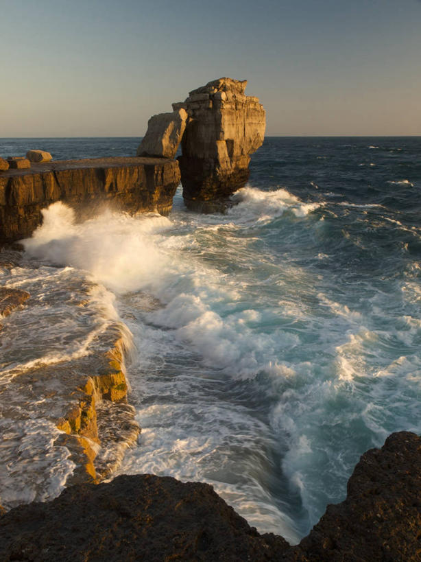 无人,竖图,室外,白天,海浪,海洋,美景,英国,溅,景观,水平线,自然,波浪,景色,摄影,涨潮,自然风光,多塞特郡,万里无云,波特兰岛,岩石,彩图,圣坛岩