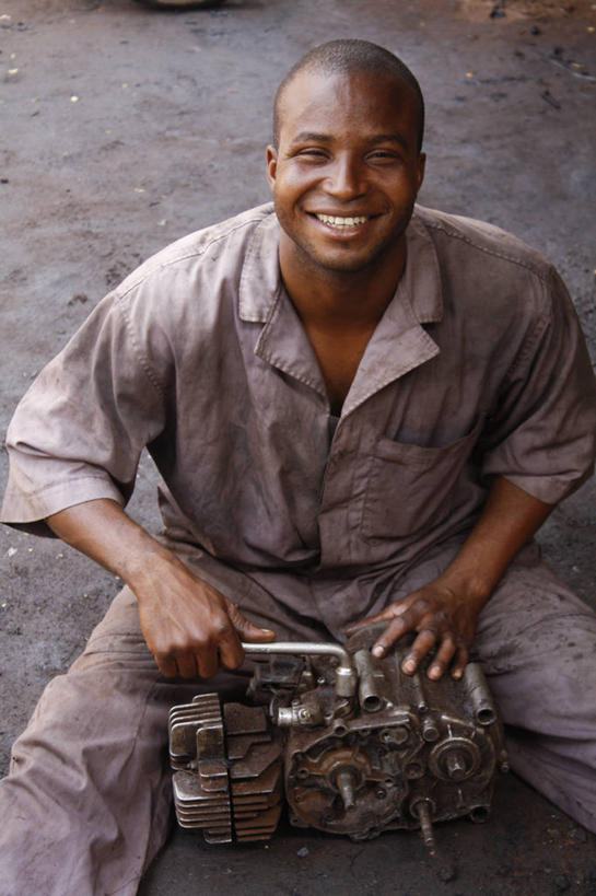 成年人,一个人,坐,笑,微笑,露齿笑,竖图,室外,白天,正面,快乐,信心,非洲,马里,仅一个男性,仅一个人,首都,拿着,仅一个年轻男性,发动机,摄影,修理,肖像,阿非利加洲,巴马科,马里共和国,西非,扳钳,技能,男人,男性,年轻男性,非洲人,年轻人,彩图,机械工人