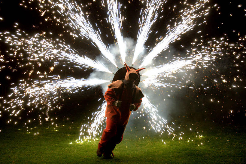 成年人,一个人,站,跑,横图,夜晚,工作服,制服,安全,街道,火,西班牙,仅一个男性,火花,防护,热,音乐,焰火,摄影,保护,照亮,保险,防护服,保全,周全,安稳,安定,工作制服,巴伦西亚省,平安,彩图,工作套服,舞蹈,传统文化,传统节日