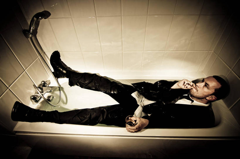 威士忌,成年人,中年人,头发,一个人,吸烟,横图,室内,浴室,英国,美国,仅一个男性,仅一个人,仅一个中年男性,湿,套装,瓷砖,水龙头,拿着,黑色,浴盆,雪茄,放松,摄影,北美,北美洲,加利福尼亚,美洲,加州,加利福尼亚州,金州,黄金州,北亚美利加洲,亚美利加洲,阿拉米达县,男人,男性,中年男性,仰卧,彩图,美利坚合众国,晕影,社会问题,海沃,海沃德