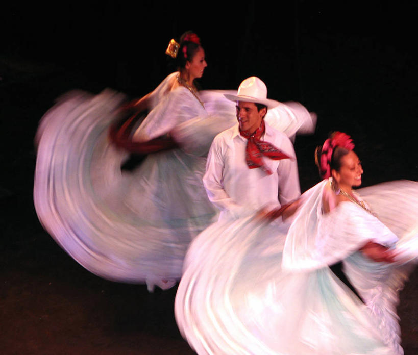 西方人,儿童,少年,成年人,中年人,一个人,三个人,横图,俯视,室内,运动模糊,纯洁,帽子,墨西哥,欧洲,欧洲人,仅一个男性,仅一个人,表演,庆祝,仅一个年轻男性,小孩,围巾,活力,可爱,童年,童趣,摄影,拉丁美洲,童真,烂漫,无邪,韦拉克鲁斯,哈利斯科州,天真,男人,男性,年轻男性,中年女性,白种人,孩子,彩图,高角度拍摄,传统服装,舞蹈,传统文化