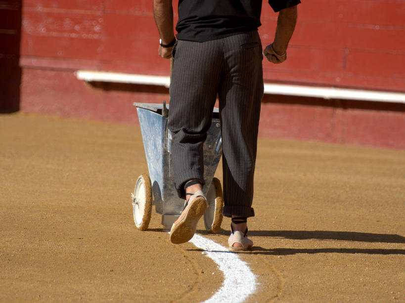 成年人,一个人,横图,室外,白天,锻炼,快乐,比赛,运动,竞争,斗牛,西班牙,仅一个男性,准备,阴影,工作,拿着,休闲装,娱乐,斗牛场,背面,白色,休闲,摄影,部分,体育运动,运送,努力,独轮手推车,巴伦西亚省,体育,步行,彩图,健身,西班牙斗牛