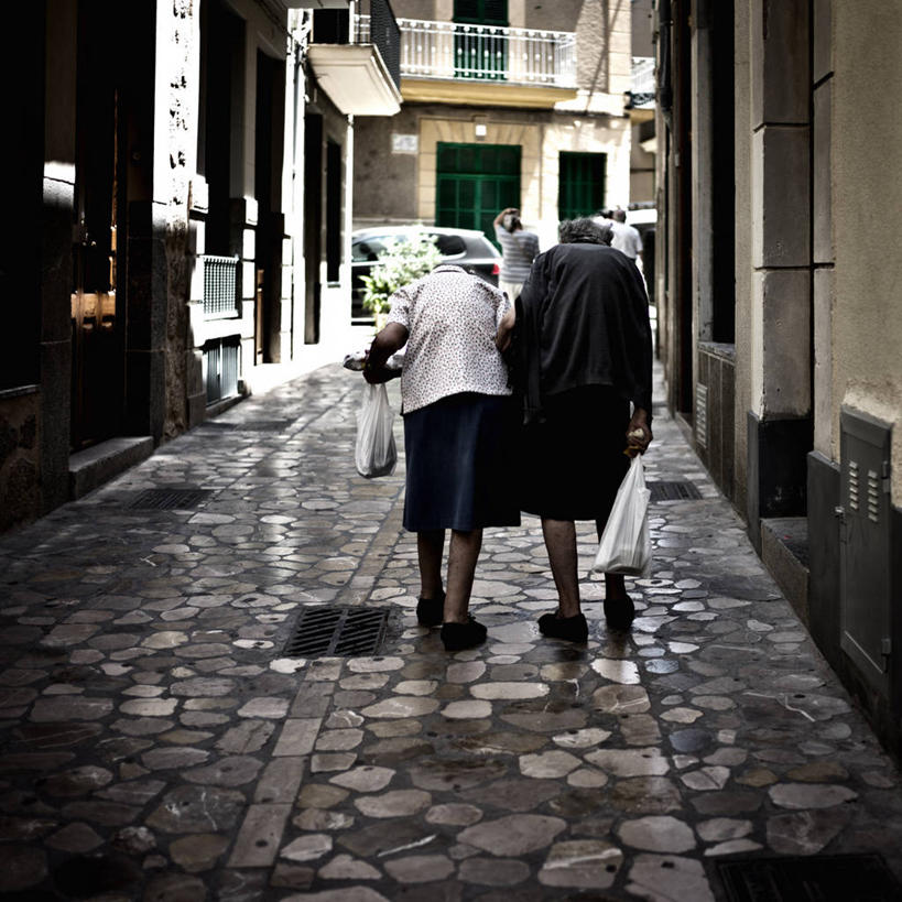 成年人,老年人,一个人,两个人,方图,室外,白天,街道,西班牙,仅一个女性,仅一个人,并排,拿着,休闲装,塑料袋,背面,摄影,仅一个老年女性,帕尔马,马略卡,老年女性,女人,女性,步行,彩图