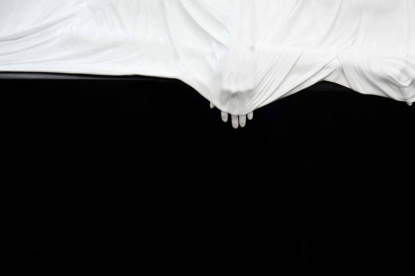 成年人,手,一个人,躺,横图,法国,巴黎,仅一个女性,黑色背景,首都,白色,人体,摄影,尸体,部分,死亡,担架,结束,尸身,遗体,彩图,尸首