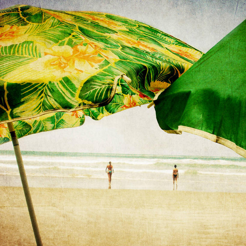 成年人,两个人,方图,室外,特写,白天,比基尼,度假,海浪,海洋,叶子,巴西,花纹,形状,伞,沙子,雨伞,遮阳伞,阳伞,背面,绿色,自然,波浪,摄影,太阳伞,享乐,圣保罗州,海滩,步行,彩图
