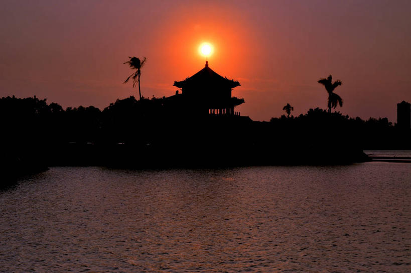 无人,横图,室外,日落,水,太阳,建筑,棕榈树,台湾,云,宝塔,树,天空,自然,摄影,宗教,佛教,宁静,剪影,高雄,彩图