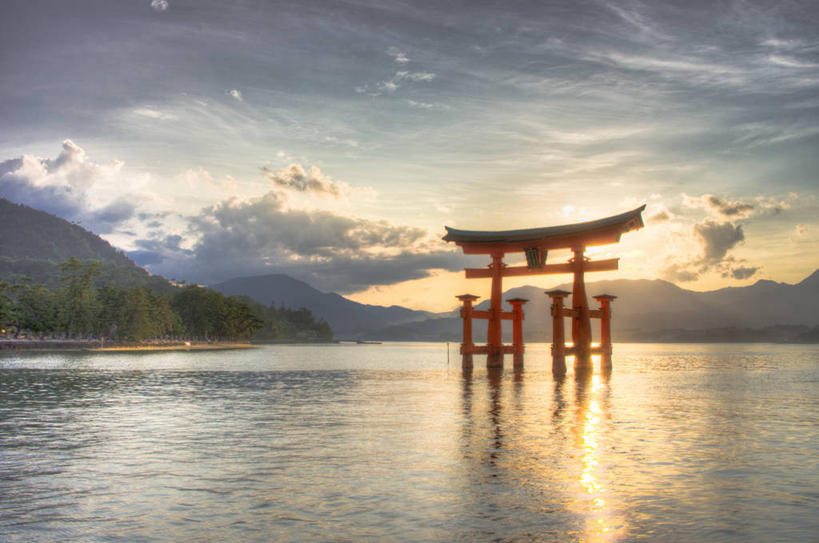 无人,横图,室外,日落,山脉,建筑,广岛县,日光,日本,日本文化,反射,鸟居,岛,云,风景,天空,地标建筑,摄影,宗教,宁静,神殿,严岛神社,彩图,宫屿