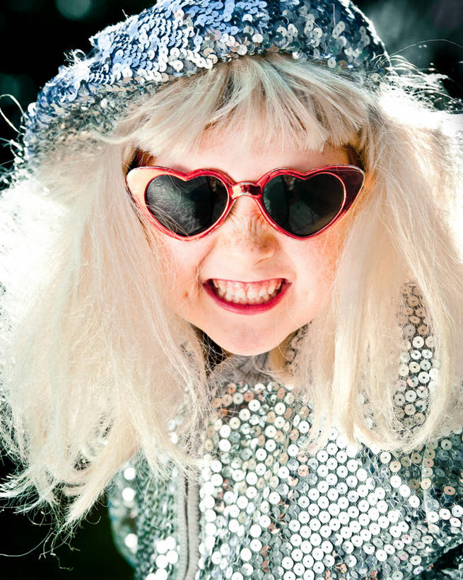 西方人,儿童,脸,头,脸颊,一个人,竖图,室外,特写,白天,时尚,纯洁,欧洲,美国,欧洲人,仅一个女性,仅一个人,咬,假发,漂亮,肩膀,小孩,亮片,太阳镜,仅一个小孩,可爱,童年,童趣,摄影,咬着,时髦,加利福尼亚,演出服,童真,烂漫,无邪,时兴,天真,女孩,女人,女性,白种人,孩子,心型,头部,脸部,脸蛋,面部,彩图,女生