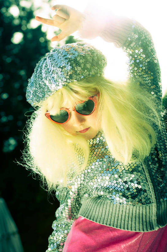 西方人,儿童,一个人,举,竖图,室外,特写,白天,正面,纯洁,日光,欧洲,美国,欧洲人,仅一个女性,仅一个人,表演,光线,假发,光芒,小孩,天空,亮片,太阳镜,托,仅一个小孩,可爱,童年,童趣,摄影,享乐,加利福尼亚,演出服,童真,烂漫,无邪,天真,女孩,女人,女性,白种人,孩子,心型,举起,举手,举着,向上举,向上伸,向上托,半身,彩图,舞蹈,女生