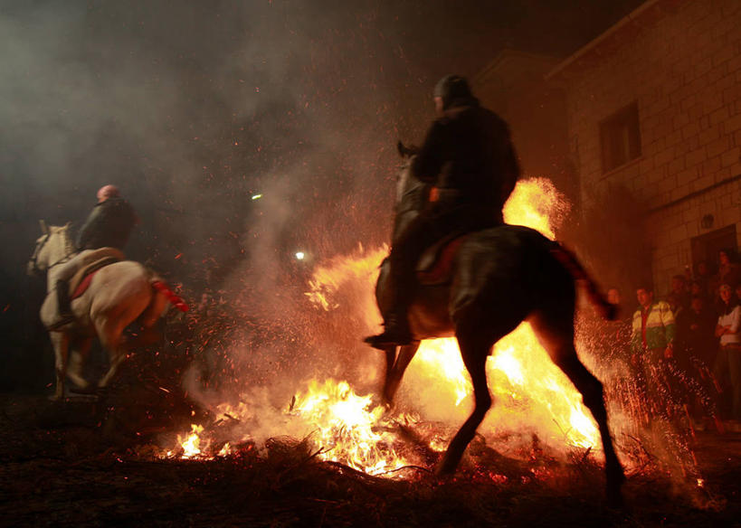 成年人,两个人,跑,跳,横图,室外,夜晚,运动模糊,街道,马,火,西班牙,火焰,燃烧,热,动物,两只,烟,摄影,阿维拉,危险,彩图,传统文化