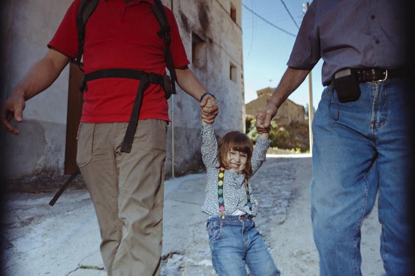 西方人,儿童,成年人,中年人,老年人,三个人,家庭,父亲,女儿,祖父,横图,室外,白天,旅游,纯洁,西班牙,欧洲,欧洲人,行人,游客,游人,咬,生气,城镇,人行道,路人,旅客,小孩,温暖,温馨,一家人,调皮,可爱,童年,童趣,握紧,愤怒,摄影,恼怒,部分,咬着,和睦,愤慨,怒气,气愤,发怒,怒火,情绪,脾气,童真,烂漫,无邪,忿怒,怨恨,强烈,恶作剧,气忿,愤恨,莱里达省,肝火,过客,激动,天真,老年男性,男人,男性,女孩,女性,中年男性,白种人,孩子,孙女,步行,手牵手,彩图,融洽,巷,晕影