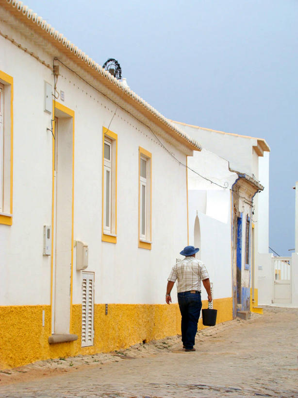 成年人,一个人,竖图,室外,白天,美景,葡萄牙,仅一个男性,包,房屋,景观,休闲装,背面,天空,自然,景色,摄影,自然风光,法鲁区,步行,彩图,例行公事