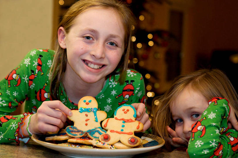 西方人,儿童,脸,头,脸颊,头发,一个人,两个人,姐妹,坐,笑,微笑,露齿笑,横图,室内,正面,幸福,纯洁,桌子,法国,欧洲,圣诞节,欧洲人,仅一个女性,仅一个人,睡衣,曲奇,拿着,托腮,饮食,肩膀,小孩,盘子,仅一个小孩,金色,可爱,童年,童趣,诱惑,摄影,肖像,出示,童真,烂漫,无邪,天真,女孩,女人,女性,白种人,孩子,头部,脸部,脸蛋,面部,彩图,女生,传统文化,姜饼蛋糕