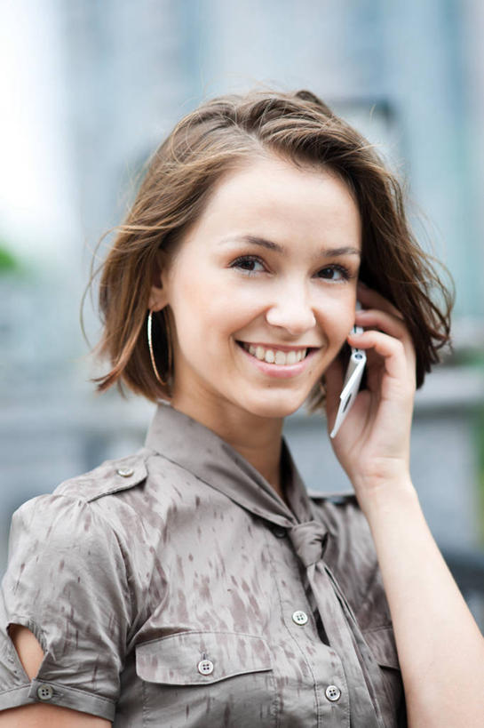 西方人,成年人,脸,头,脸颊,一个人,笑,打电话,微笑,露齿笑,竖图,室外,白天,正面,快乐,通讯,幸福,技术,手机,上海,欧洲,欧洲人,仅一个年轻女性,仅一个女性,仅一个人,休闲装,肩膀,摄影,肖像,耳饰,无线电技术,年轻女性,女人,女性,白种人,年轻人,头部,脸部,脸蛋,面部,说话,彩图,短发,美人,俄罗斯人