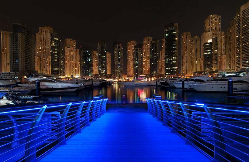 无人,栏杆,横图,室外,夜晚,度假,海洋,美景,天际线,城市风光,城市,建筑,摩天大楼,船,反射,景观,桥,联系,娱乐,蓝色,享受,休闲,景色,放松,运输,摄影,照亮,阿拉伯联合酋长国,迪拜,波斯湾,游艇码头,迪拜码头,彩图