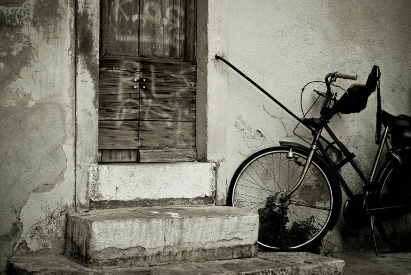无人,横图,黑白,室外,白天,门,自行车,法国,木制,墙,摄影,简单