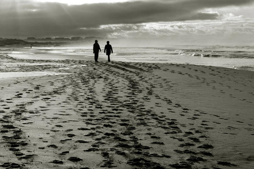两个人,横图,黑白,室外,白天,海浪,海洋,日光,挪威,连接,脚印,沙子,云,天空,波浪,摄影,海滩,步行,爱,伴侣