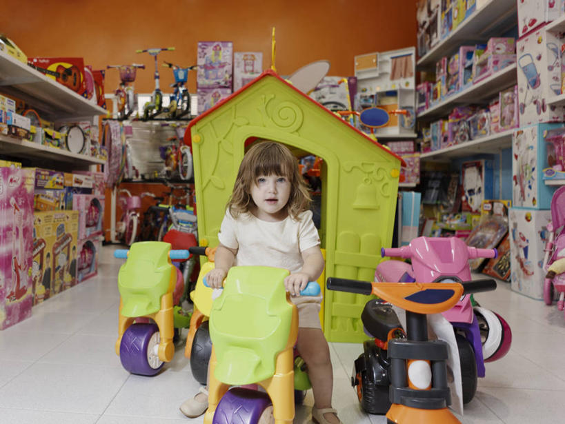 西方人,儿童,一个人,家,商店,坐,横图,室外,白天,游戏,纯洁,消费,玩具,西班牙,欧洲,巴塞罗那,欧洲人,仅一个女性,仅一个人,许多,丰富,房屋,屋子,很多,玩,拿着,休闲装,娱乐,楼房,住宅,小孩,仅一个小孩,休闲,可爱,零售,童年,童趣,益智,摄影,生活方式,活动,挑选,发泄,消遣,智力,肖像,选择,童真,玩具店,烂漫,无邪,宣泄,天真,女孩,女人,女性,白种人,孩子,玩耍,嬉戏,彩图,房子,女生,巴塞罗那省