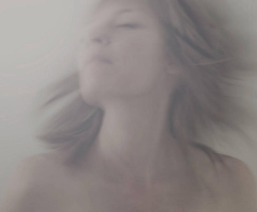 成年人,中年人,老年人,脸,头,脸颊,一个人,横图,正面,运动模糊,加拿大,仅一个女性,仅一个人,灰色背景,肩膀,仅一个中年女性,思考,摄影,宁静,柔焦,魁北克,蒙特利尔,尤物,女人,女性,中年女性,头部,脸部,脸蛋,面部,闭着眼睛,彩图,影棚拍摄,乱发