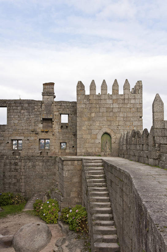 无人,竖图,室外,白天,植物,楼梯,建筑,葡萄牙,城堡,围墙,历史,石墙,天空,摄影,米尼奥,岩石,彩图