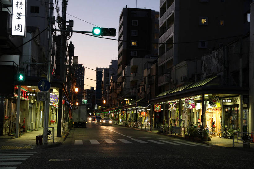 无人,横图,室外,通讯,建筑,街道,汽车,照明,日本,日本文化,红绿灯,车,灯,天空,黄昏,灯具,交通工具,运输,摄影,绿灯,照亮,照明设备,载具,前照灯,前大灯,车前灯,斑马线,彩图