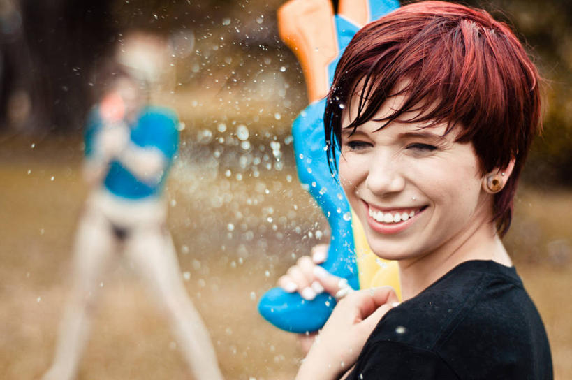 西方人,成年人,脸,头,脸颊,一个人,笑,微笑,露齿笑,横图,室外,白天,快乐,幸福,水,欧洲,美国,欧洲人,仅一个年轻女性,仅一个女性,仅一个人,溅,拿着,休闲装,肩膀,夏天,乐趣,摄影,享乐,无忧无虑,玩具水枪,年轻女性,女人,女性,白种人,年轻人,头部,脸部,脸蛋,面部,休闲活动,彩图