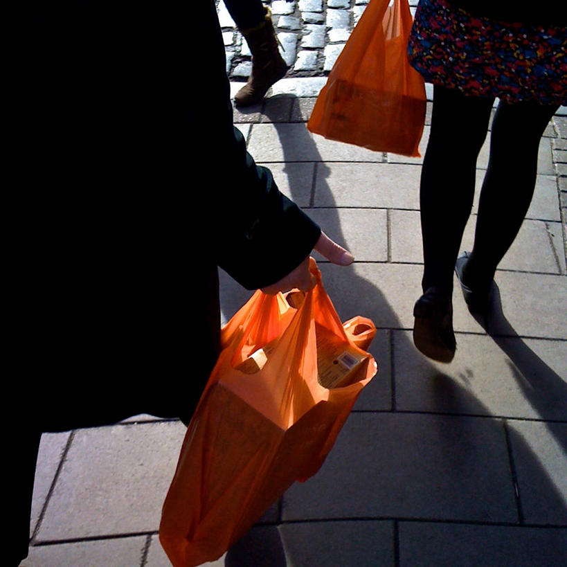 腿,三个人,方图,室外,白天,购物,消费,英国,购物袋,拿着,橙色,人体,摄影,生活方式,华贵,剪影,四肢,步行,彩图,购物狂
