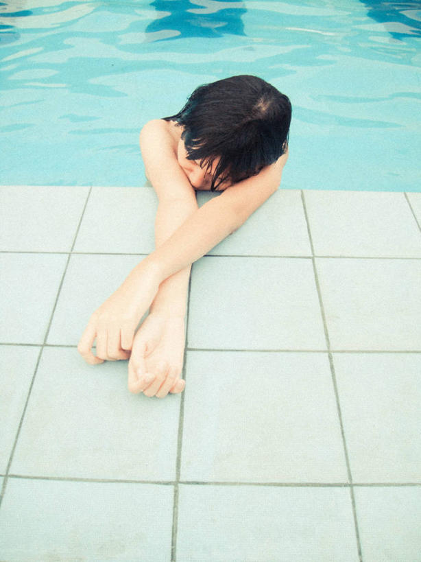 成年人,脸,头,脸颊,头发,一个人,游泳池,躺,竖图,室外,白天,水,菲律宾,仅一个年轻女性,仅一个女性,仅一个人,肩膀,疲倦,放松,摄影,潮湿,疲劳,毛发,疲惫,困乏,疲乏,湿润,委顿,疲困,疲顿,疲钝,倦怠,怠倦,年轻女性,女人,女性,亚洲人,年轻人,头部,脸部,脸蛋,面部,彩图,奎松城