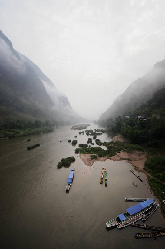 无人,竖图,室外,白天,旅游,度假,河流,美景,山,山脉,雾,船,老挝,景观,悬崖,娱乐,树,自然,沙洲,享受,休闲,景色,放松,运输,摄影,宁静,自然风光,琅勃拉邦,彩图