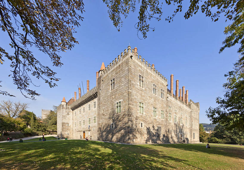 无人,横图,室外,白天,仰视,建筑,葡萄牙,阴影,历史,草,树,自然,摄影,万里无云,米尼奥,彩图,低角度拍摄