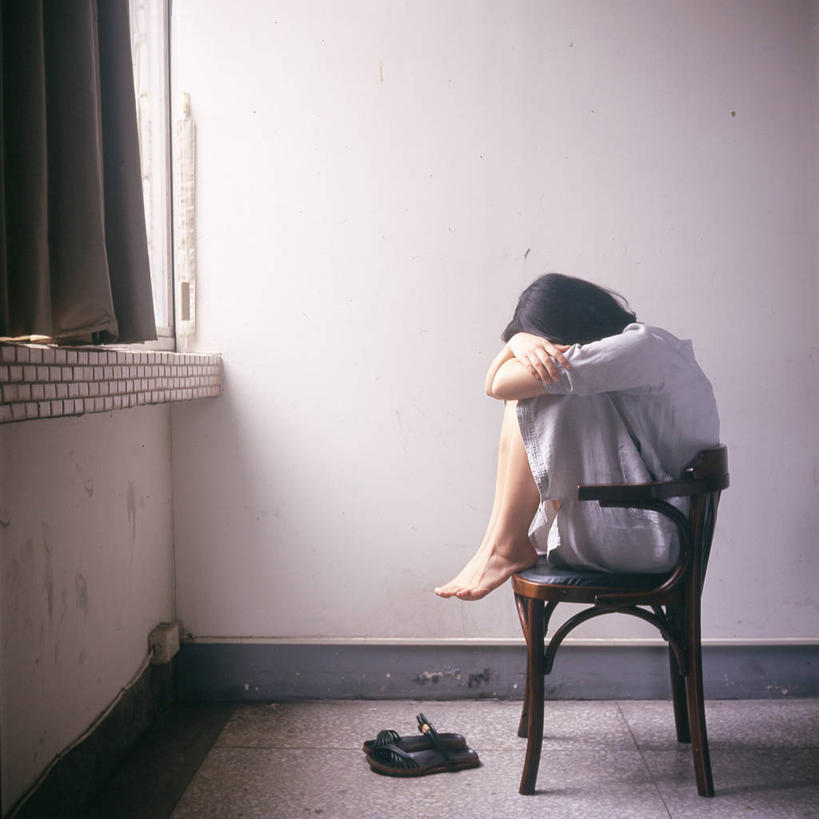 台湾,仅一个年轻女性,仅一个女性,仅一个人,休闲装,赤脚,摄影,抱膝