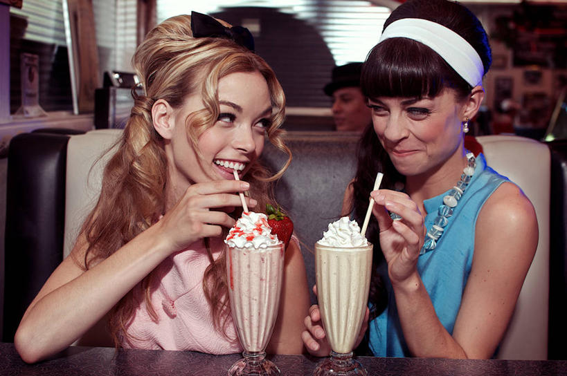 牛奶,西方人,成年人,脸,头,脸颊,一个人,两个人,横图,室内,正面,快乐,幸福,欧洲,美国,欧洲人,仅一个年轻女性,仅一个女性,仅一个人,喝,饮食,肩膀,饮料,吸管,摄影,享乐,清新,加利福尼亚,奶昔,健康食物,萨克拉门托,草莓奶昔,巧克力奶昔,年轻女性,女人,女性,白种人,年轻人,头部,脸部,脸蛋,面部,玻璃杯,彩图