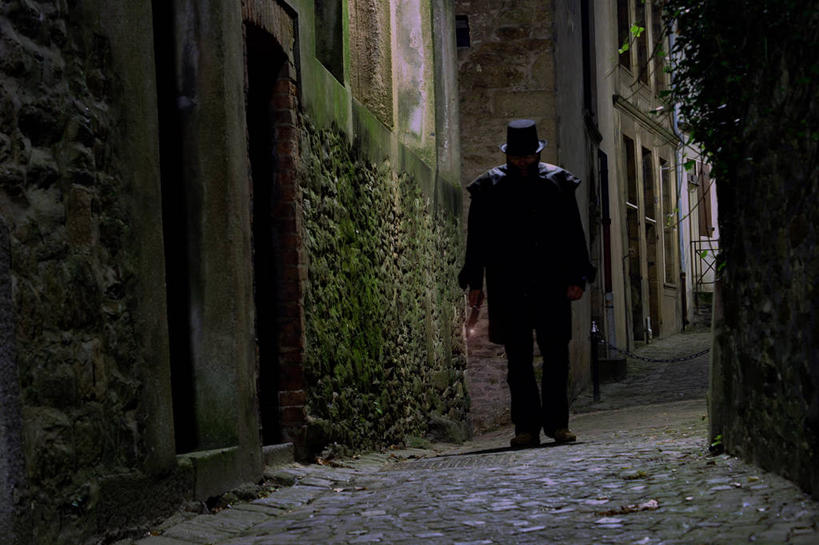 成年人,中年人,老年人,手,一个人,横图,黑白,室外,白天,正面,神秘,建筑,街道,帽子,法国,仅一个男性,仅一个人,仅一个中年男性,人行道,古典,拿着,休闲装,人体,摄影,布列塔尼,圣马洛,餐刀,男人,男性,中年男性,步行